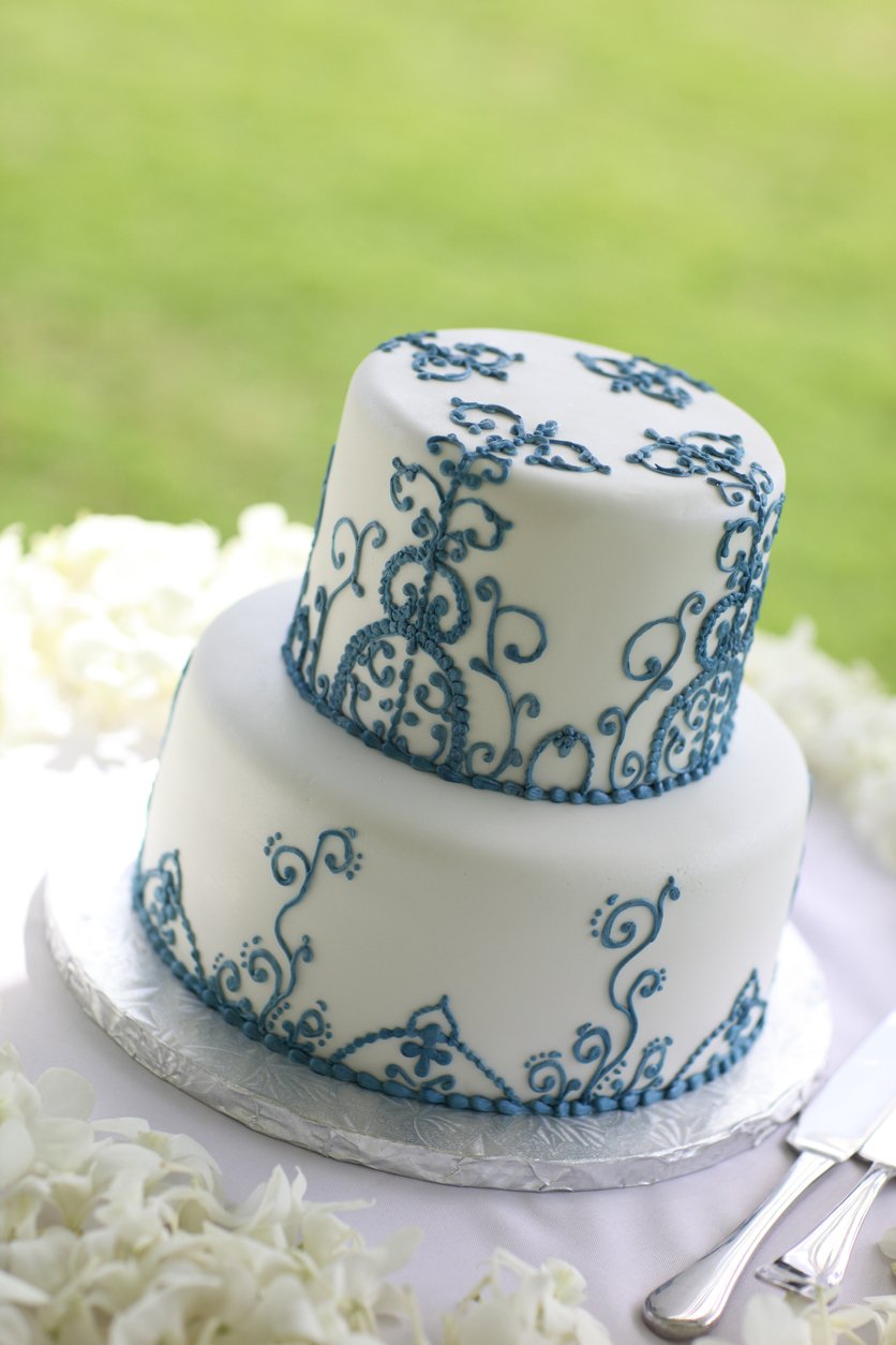 svatební dort s modrým dekorem