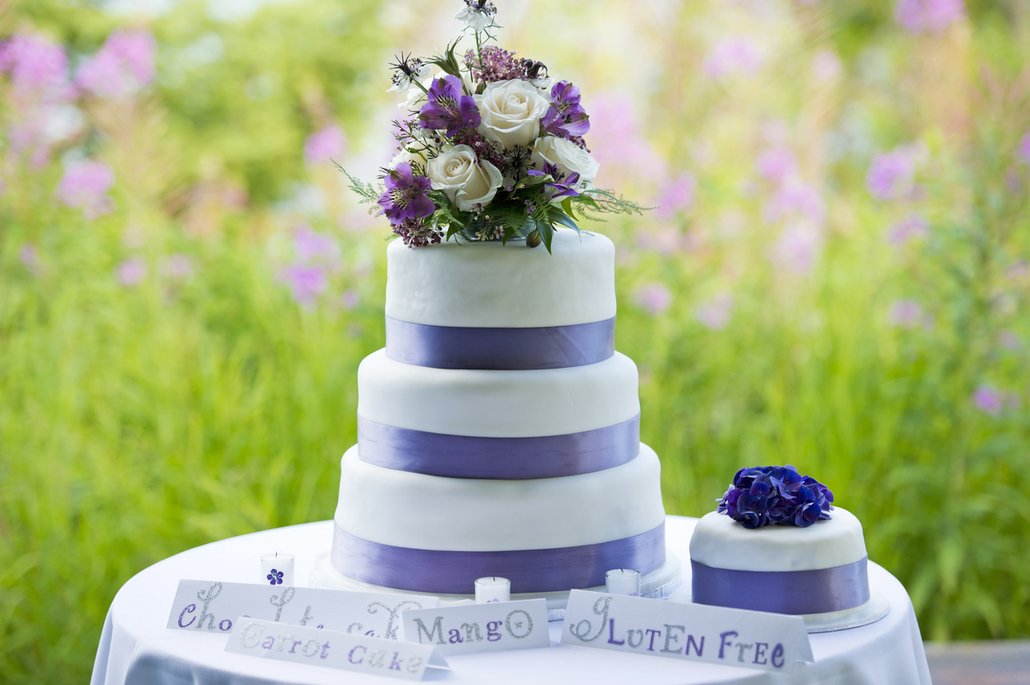 svatební dort ve fialové
