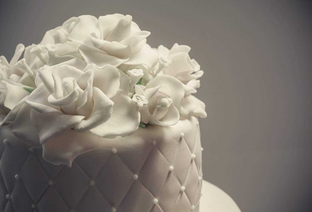 svatební dort v bílém zdobení