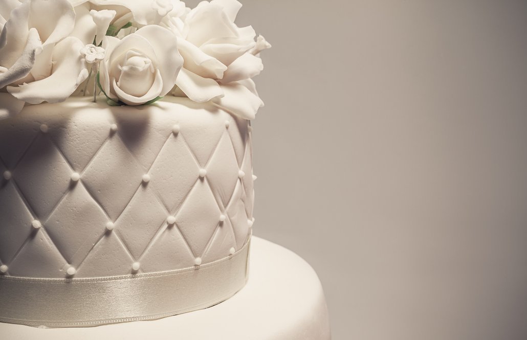 svatební dort v bílém zdobení