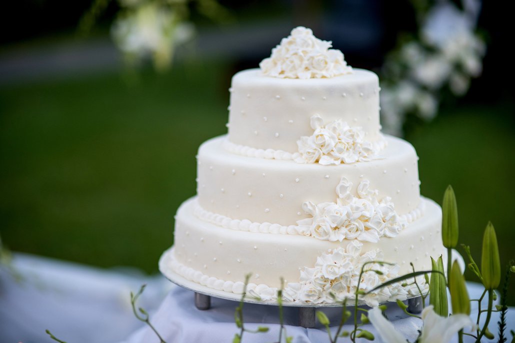 bílý tradiční svatební dort