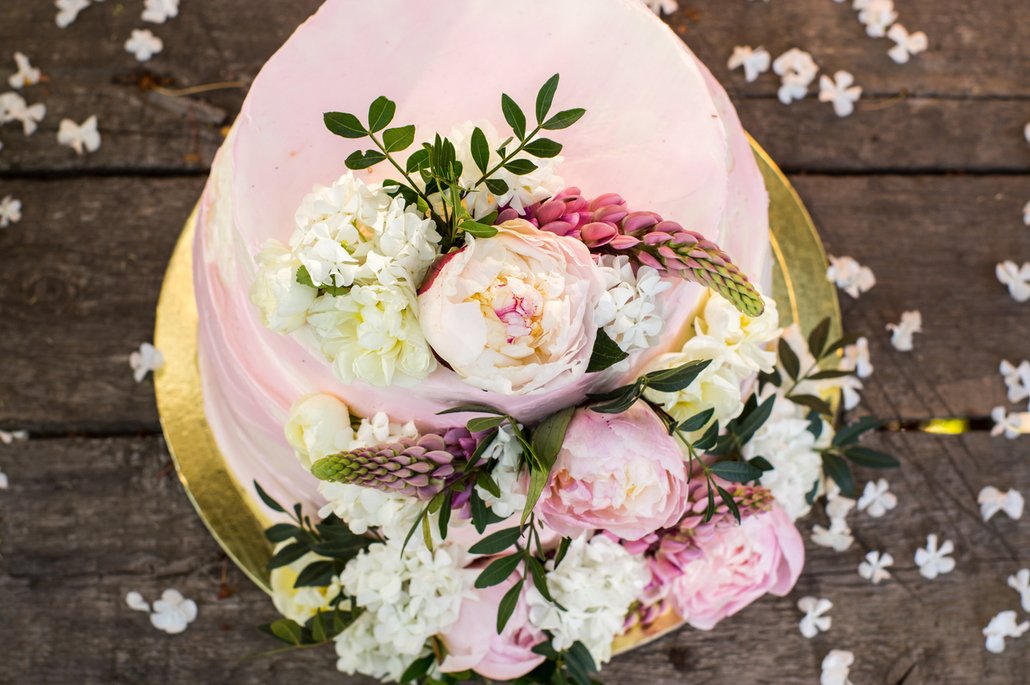 rozkošný růžový svatební dort