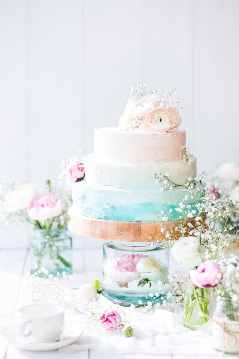 svatební dort v pastelových barvách