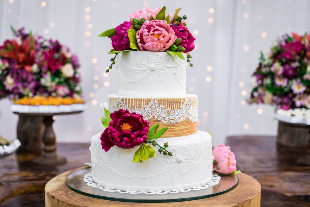 svatební dort s květinami