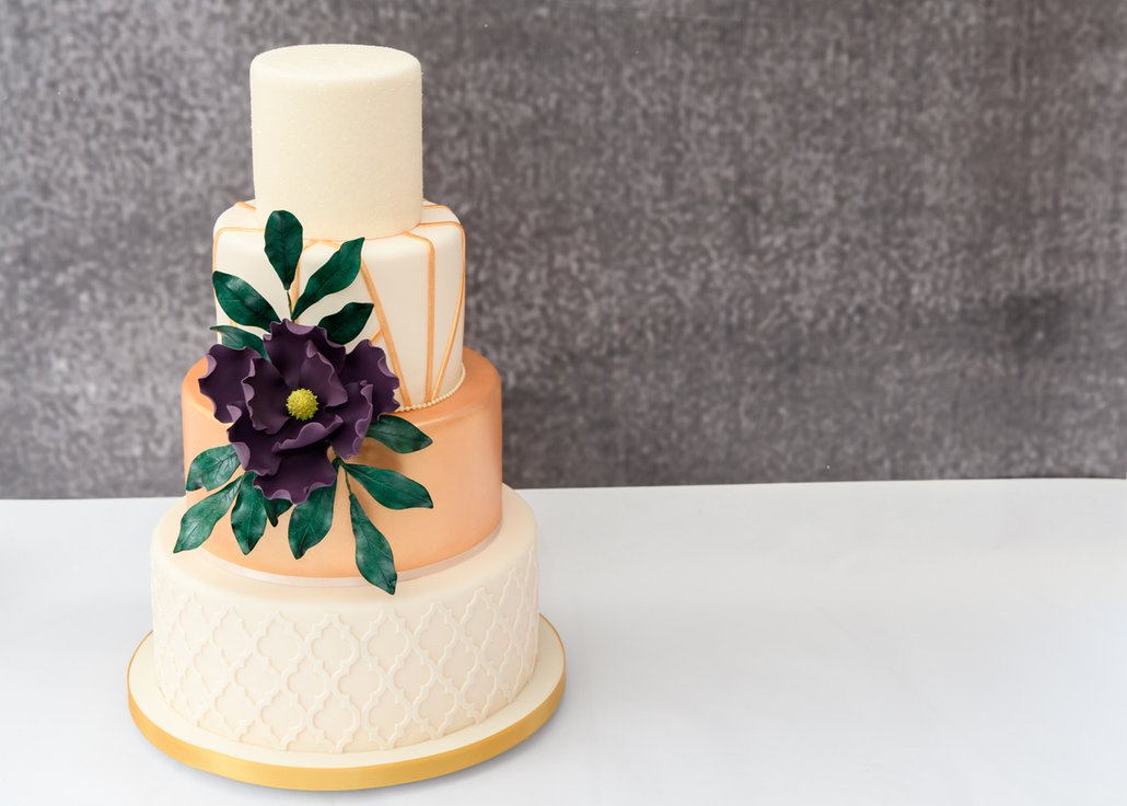 svatební dort s cukrovou květinou