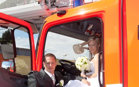 Nevěsta může být půvabná i v hasičském voze.