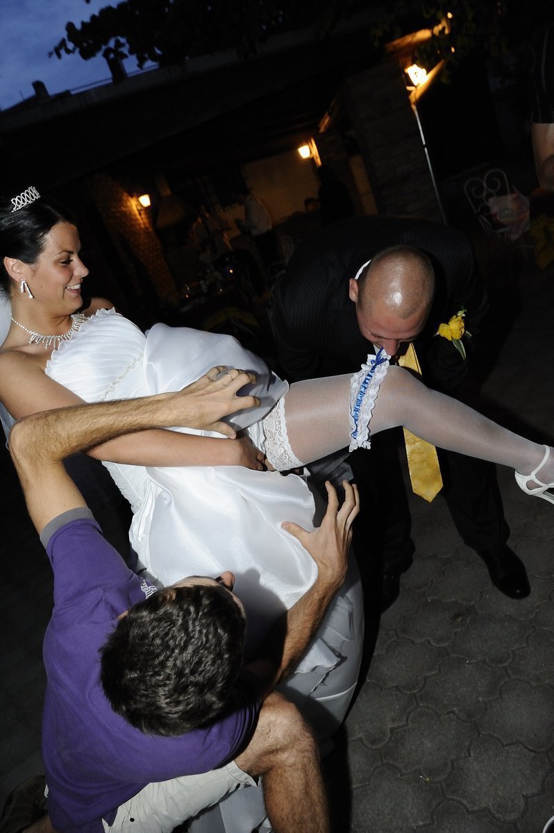 Sundavání podvazku bez pomoci rukou patří k oblíbené svatební tradici.