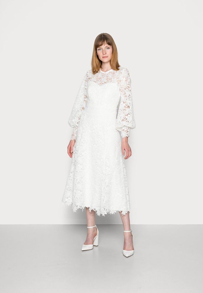 Ivy and Oak Bridal, 13 500 Kč, zalando.cz