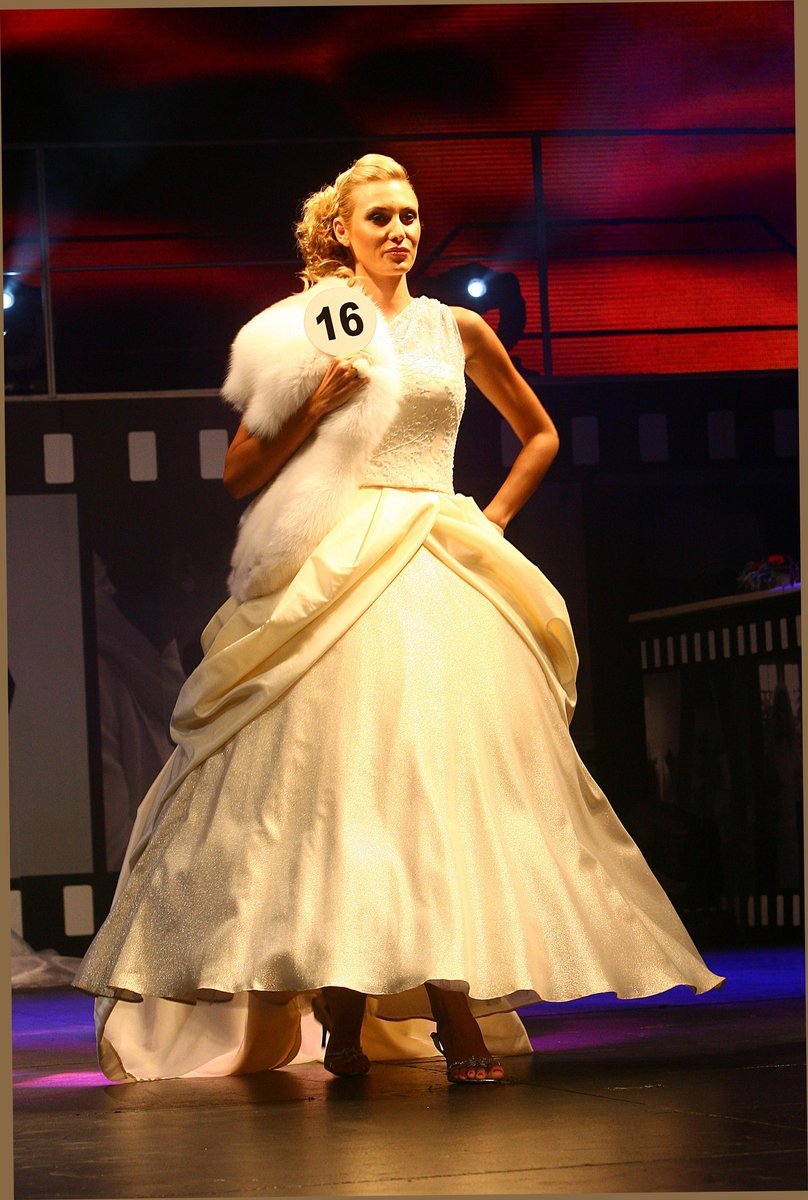 Extravagantně působila bílá štola z pravé kožešiny u modelu Heleny Bedrnové, který předvedla modelka Kateřina Průšová.
