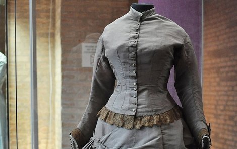Svatební šaty z hedvábného taftu a krajky byly šity pro nevěstu v roce 1876. Kromě řasené sukně je tvořil i kabátek s dlouhými rukávy a korzet cudně upnutý až ke krku. Stejné barvy byly také střevíce.
