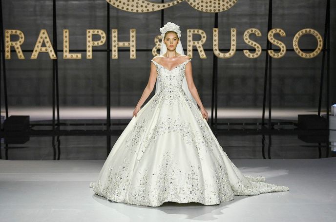 Elsa Hosk jako nevěsta na přehlídce Ralph Russo