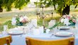 I svatební tabule na zahradě může vypadat luxusně.