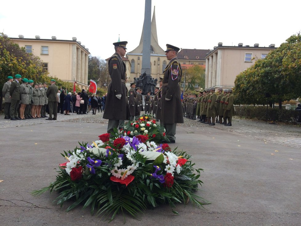 Uctění památky padlých legionářů probíhá na pražském náměstí Pod Emauzy.