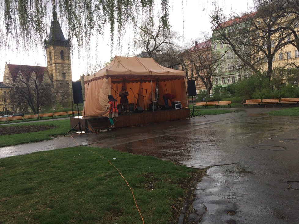 Nepřízeň počasí oslavě zapomenutého svátku moc nenapomohla.