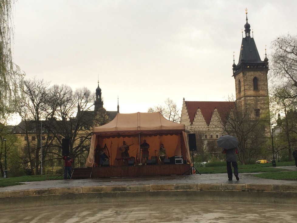 Oslava svátku bohužel připadla na den, kdy panovalo nepříliš příjemné počasí. To mnohé lidi odradilo.