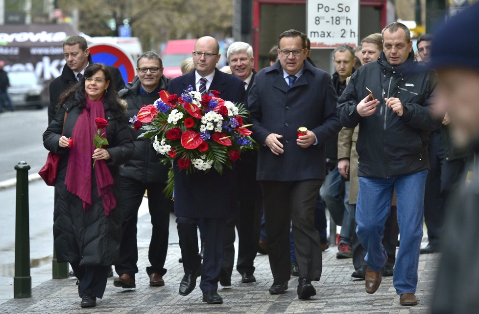Lidé se sešli na Národní třídě, aby zapálili svíčky. Premiér Bohuslav Sobotka přišel i s některými dalšími členy svého kabinetu na Národní třídu v Praze, kde položil květiny k pamětní desce připomínající události 17. listopadu 1989.