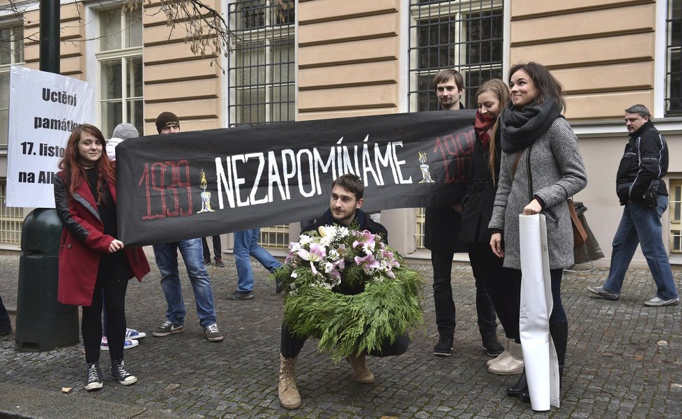 Oslavy na Albertově - studenti a osobnosti veřejného života se sešli na Albertově.