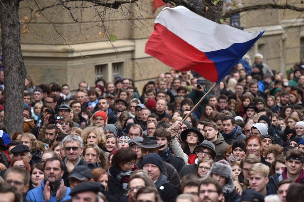 Oslavy na Albertově - studenti a osobnosti veřejného života se sešli na Albertově.