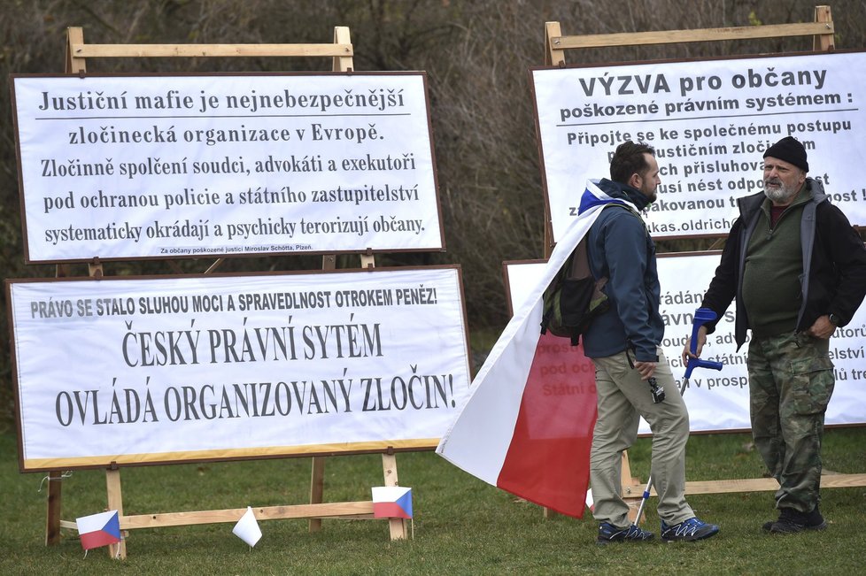 Demonstrace na podporu prezidenta v Letenských sadech