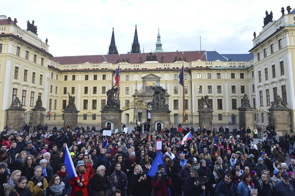 Státní svátek svátek slavili v ulicích a především pak na Letenském náměstí také příznivci prezidenta a odpůrci migrantů. Na Hradčanském náměstí se lidé sešli s vlajkami s V. Havlem.