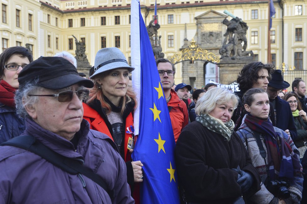 Státní svátek svátek slavili v ulicích a především pak na Letenském náměstí také příznivci prezidenta a odpůrci migrantů. Na Hradčanském náměstí se lidé sešli s vlajkami s V. Havlem.