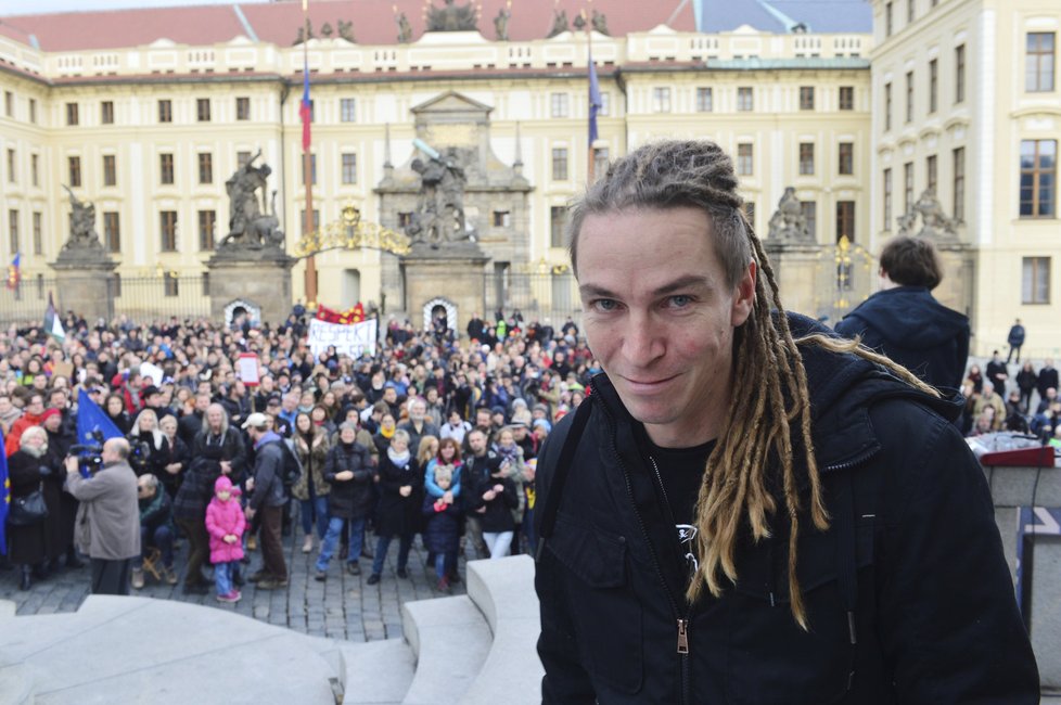 Státní svátek svátek slavili v ulicích a především pak na Letenském náměstí také příznivci prezidenta a odpůrci migrantů. Na Hradčanském náměstí se lidé sešli s vlajkami s V. Havlem.