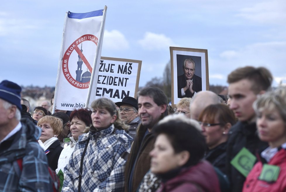 Státní svátek svátek slavili v ulicích a především pak na Letenském náměstí také příznivci prezidenta a odpůrci migrantů. Na Hradčanském náměstí se lidé sešli s vlajkami s V. Havlem.