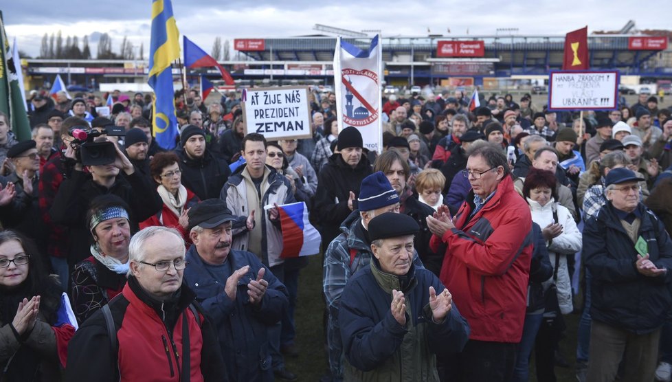 Státní svátek svátek slavili v ulicích a především pak na Letenském náměstí také příznivci prezidenta a odpůrci migrantů. Na Hradčanském náměstí se lidé sešli s vlajkami s V. Havlem.