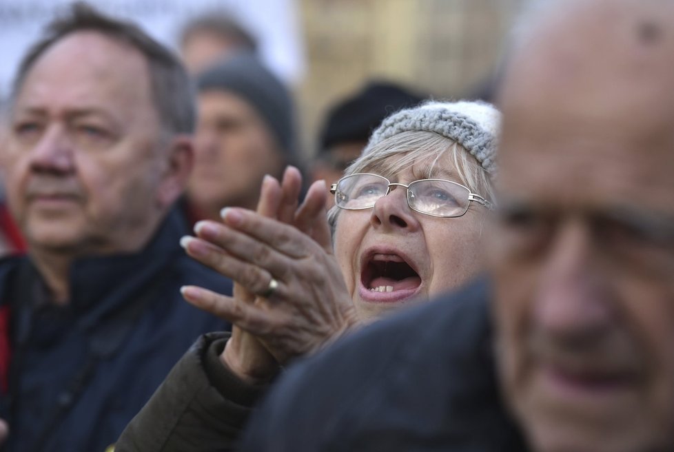 Státní svátek svátek slavili v ulicích a především pak na Letenském náměstí také příznivci prezidenta a odpůrci migrantů. Na Hradčanském náměstí se lidé sešli s vlajkami s V. Havlem.