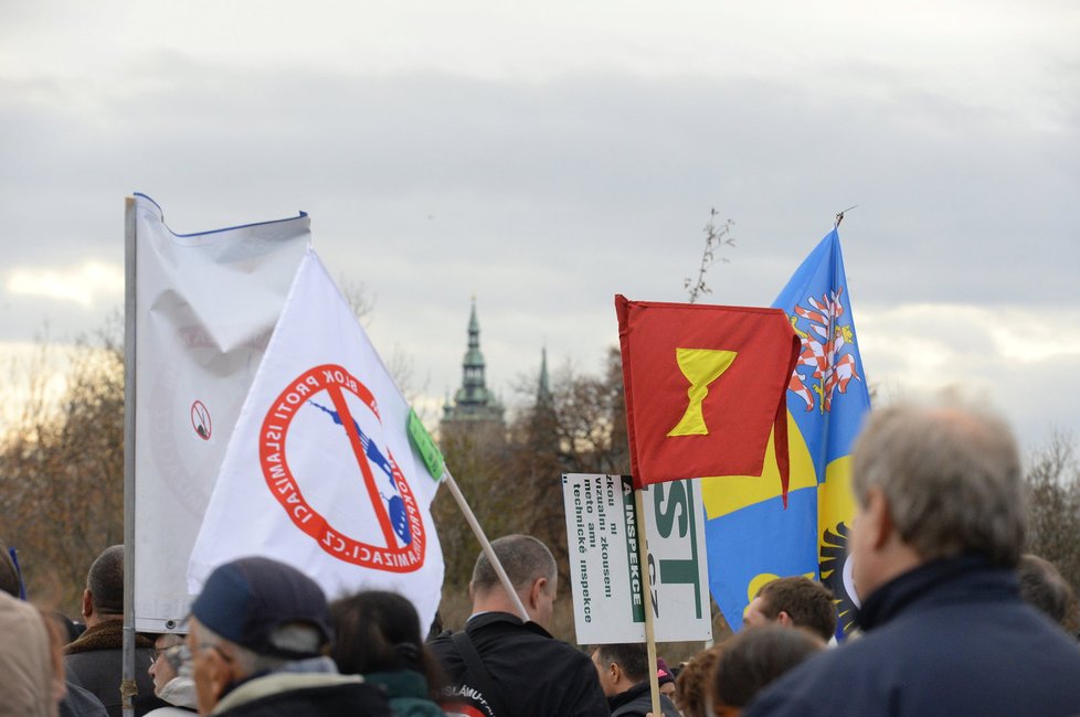 Státní svátek svátek slavili v ulicích a především pak na Letenském náměstí také příznivci prezidenta a odpůrci migrantů. Na Hradčanském náměstí se lidé sešli s vlajkami s V. Havlem.