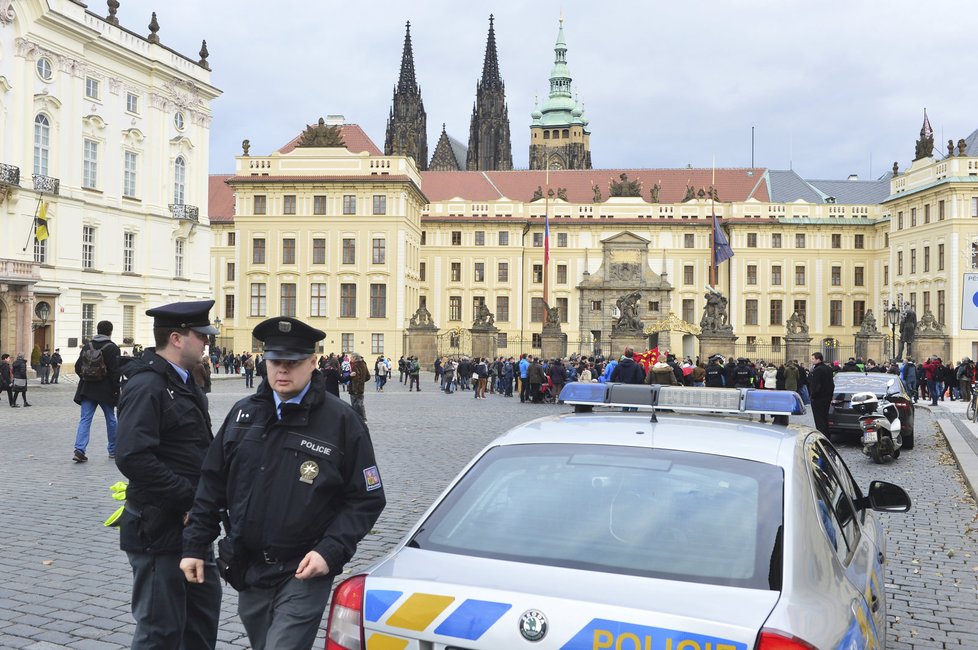 Státní svátek svátek slavili v ulicích a především pak na Letenském náměstí také příznivci prezidenta a odpůrci migrantů. Na Hradčanském náměstí se lidé sešli s vlajkami s V. Havlem.