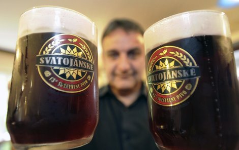 Byliny daly Svatojánskému pivu nejen sytě rubínovou barvu, ale i netradiční chuť a silný říz.