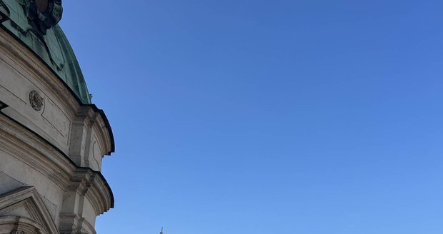 Svatomikulášská městská zvonice na Malostranském náměstí se po opravách znovu otevírá. Nová expozice připomíná požární hlídky i období, kdy věž využívala StB ke sledování západních ambasád.