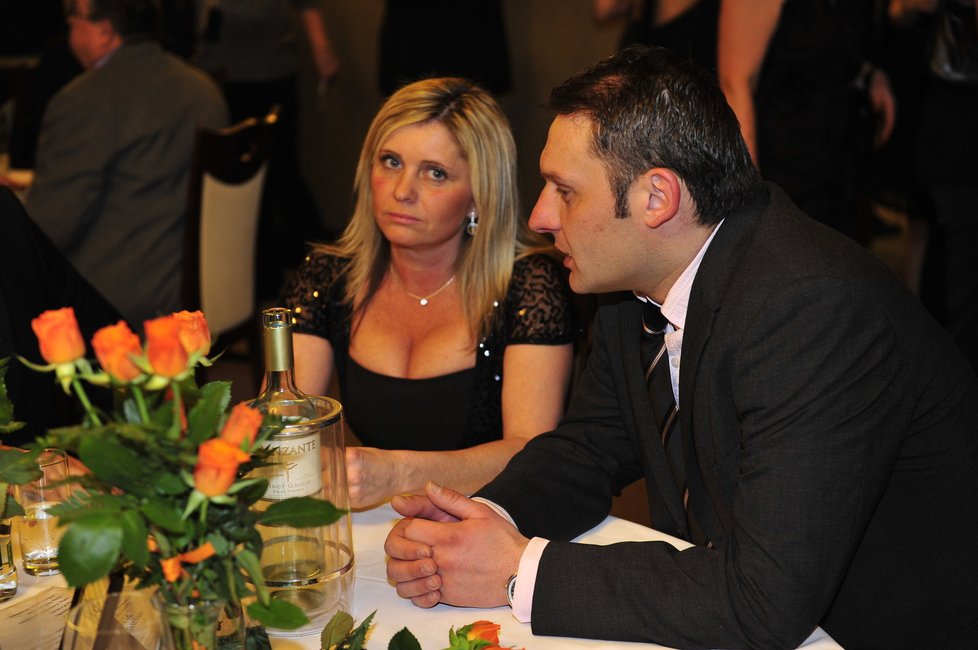 Trenér fotbalového Ústí nad Labem Svatopluk Habanec a jeho manželka seděli u stolu s Paroubkovými
