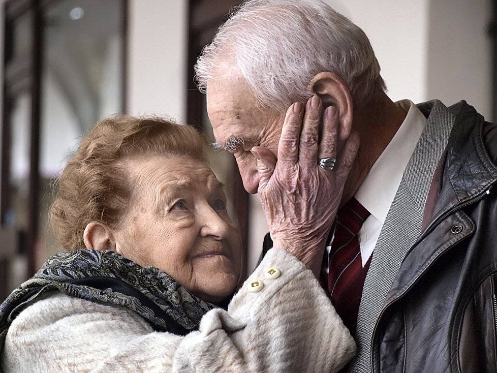 Ve Stopách života si jeho partnerku zahrála Věra Kubánková (90).