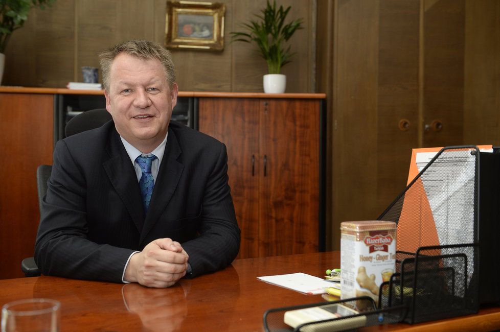 Ministr zdravotnictví Svatopluk Němeček (ČSSD) ve své kanceláři