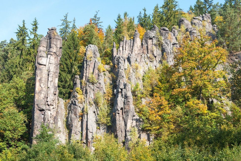 Skalní útvary ve Svatošských skalách.