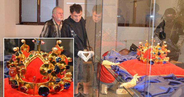Svatováclavská relikvie opustila Karlštejn: Korunu převáželi těžkooděnci!