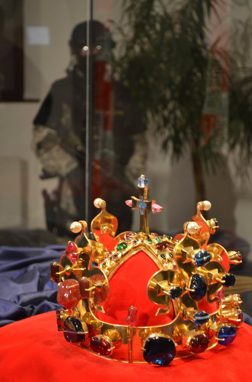 Koruna je umístěna ve výstavní síni českobudějovické radnice za sklem vitríny.