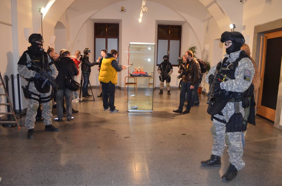 Ozbrojení policisté bedlivě dohlíželi na instalaci koruny ve výstavní síni českobudějovické radnice.