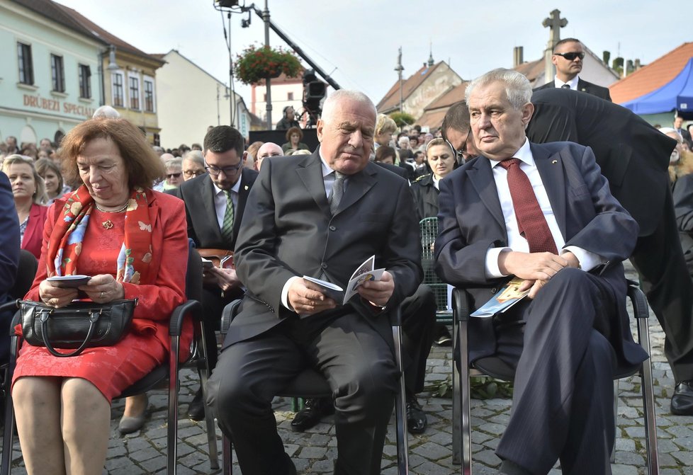 Poutníci si připomenuli svatého Václava při poutní mši ve Staré Boleslavi. Dorazili i Klaus a Zeman.