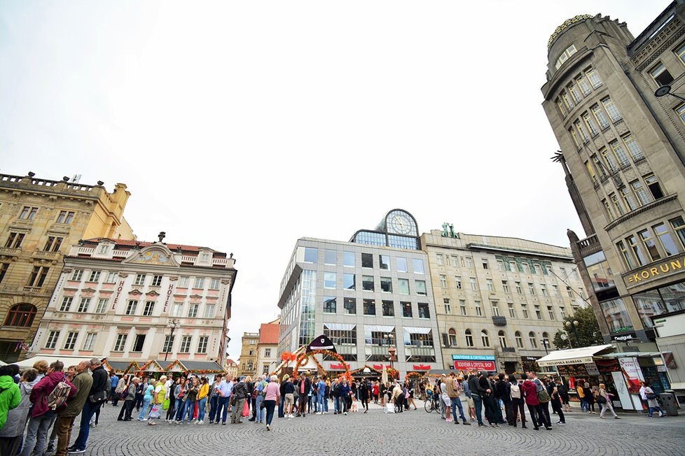 Policisté pátrají po muži, který z bankomatu sebral cizí peníze. Jednalo se o bankomat na Václavském náměstí. (ilustrační foto)