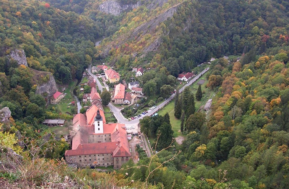 Výhled od kříže na samém vrcholu skály.