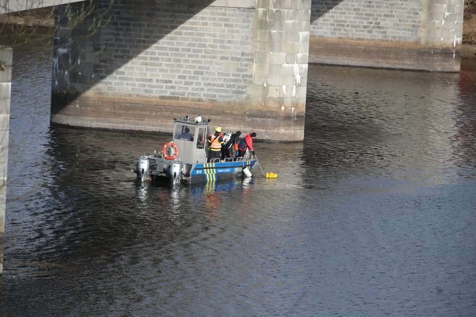 Nákladní auto sjelo na mostě na Příbramsku do Vltavy. Řidič zemřel (27. 3. 2023).