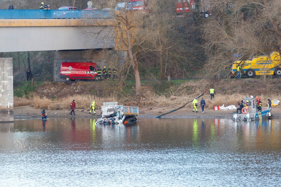 Nákladní auto sjelo na mostě na Příbramsku do Vltavy. Řidič zemřel (27. 3. 2023).