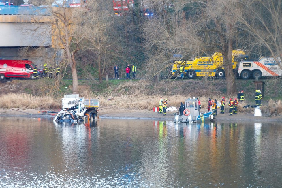 Nákladní auto sjelo na mostě na Příbramsku do Vltavy. Řidič zemřel (27. 3. 2023).