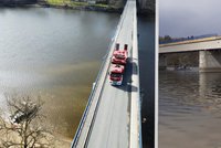 Nákladní vůz sjel na Příbramsku z mostu do Vltavy: Tělo řidiče zůstalo zaklíněné šest metrů pod hladinou!