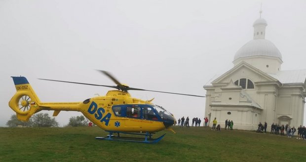Vrtulník záchranářů zvládl přistání v mlze ba poutním místě Svatý kopeček v Mikulově.