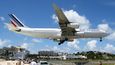 Přistávající letadlo nad Maho Beach, Svatý Martin