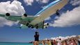 Přistávající letadlo nad Maho Beach, Svatý Martin